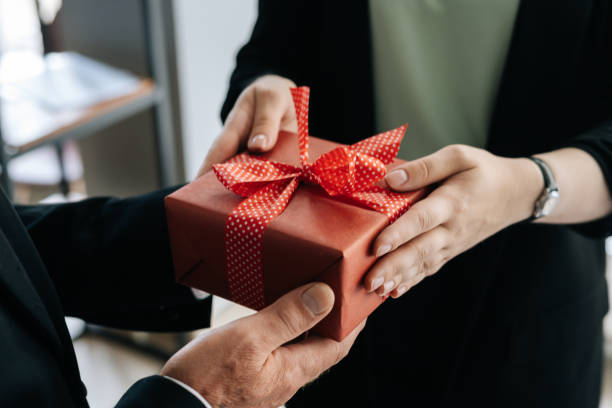 Top 10 Customised Corporate Gifts for Employees | 2024